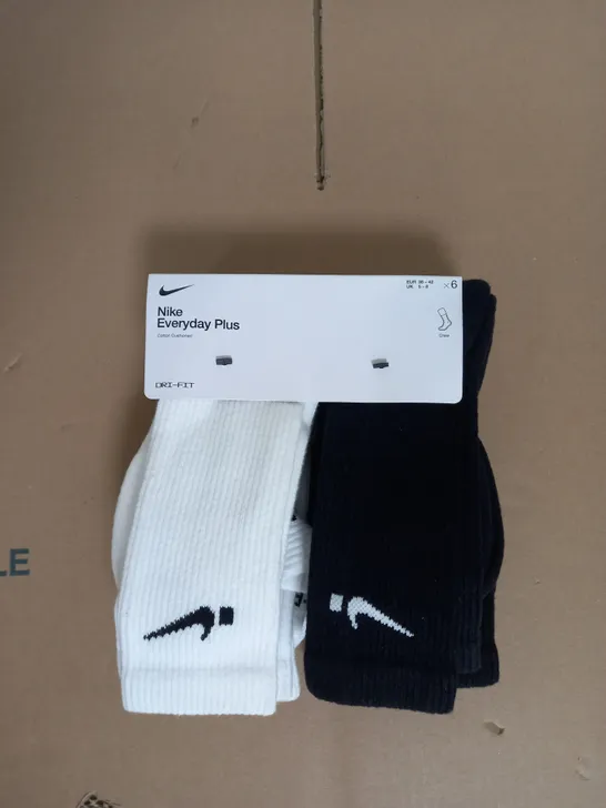 NIKE 6PACK EVERYDAY CUSHIONED CREW SOCKS IN BLACK AND WHITE SIZE M