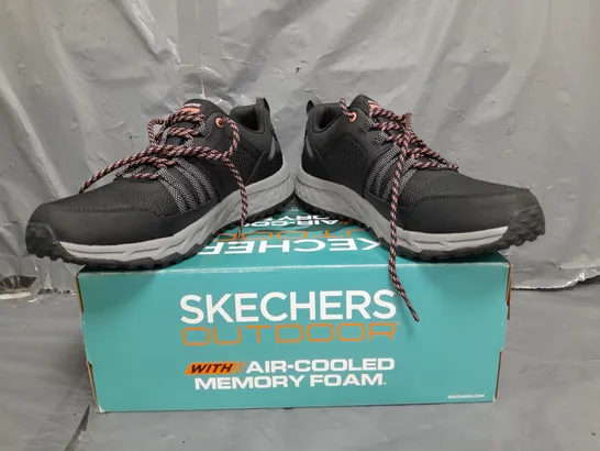 BOXED PAIR OF SKECHERS OUTDOOR MEMORY FOAM TRAINERS IN BLACK/HOT PINK SIZE 7