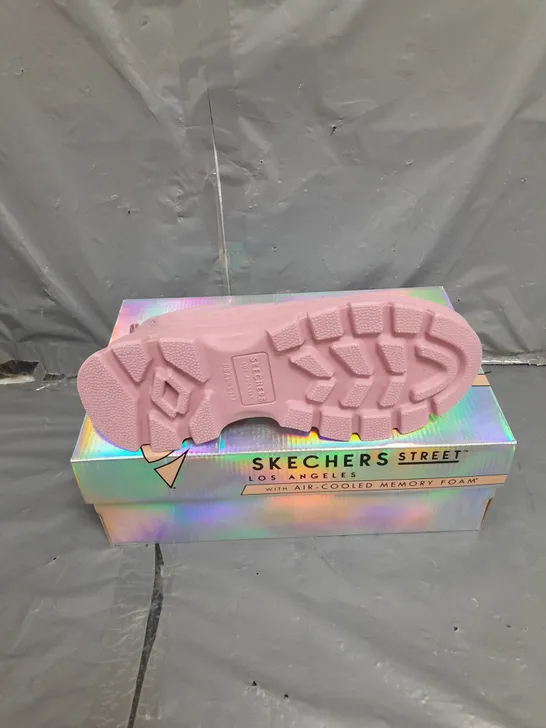 BOXED PAIR OF SKECHERS STREET MEMORY FOAM TRAINERS IN MAUVE SIZE 7