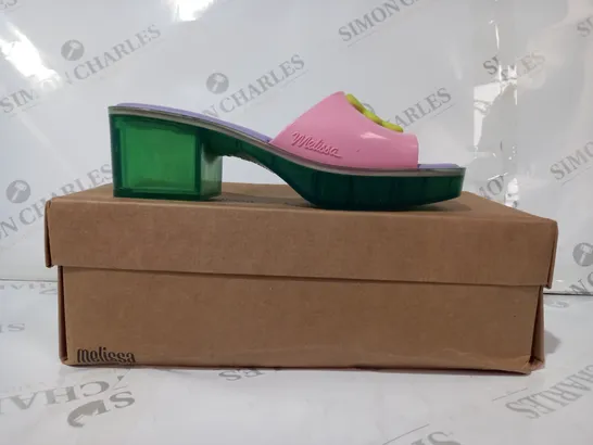 BOXED PAIR OF MELISSA LAZY OAF OPEN TOE BLOCK HEEL SANDALS IN GREEN/PINK/LILAC W. FLOWER DESIGN UK SIZE 5