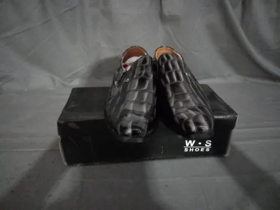 APPROXIMATELY 12 BOXED PAIR OF LOAFERS IN VARIOUS SIZES 