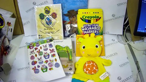 ASSORTED CHILDRENS TOYS AND GAMES TO INCLUDE; HARRY POTTER PARTY INVITES, CRAYOLA MARKERS,, STICKERS AND SNUGGLE AND TEETH