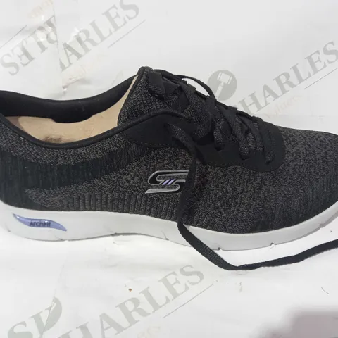 BOXED PAIR OF SKECHERS ARCH FIT REFINE TRAINERS (BLACK), SIZE 6 UK