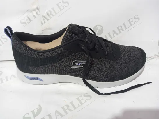 BOXED PAIR OF SKECHERS ARCH FIT REFINE TRAINERS (BLACK), SIZE 6 UK