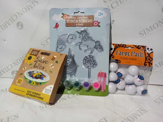 LOT OF APPROXIMATELY 10 ASSORTED TOYS AND GAME TO INCLUDE FAVOUR PACK SET OF PLASTIC EYEBALLS, PAINT YOUR OWN SUNCATCHERS, FOREST SCHOOL SAVE THE BEES PEBBLE DRINKING POND, ETC