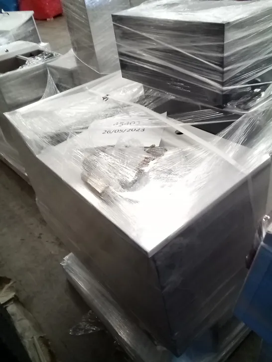 PALLET OF ASSORTED END OF LINE BATHROOM STOCK INCLUDING SINK BASINS & VANITY UNITS 