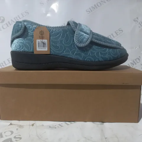 BOXED PAIR OF JO & JOE GRACE WIDE FIT SLIPPERS IN TEAL UK SIZE 5