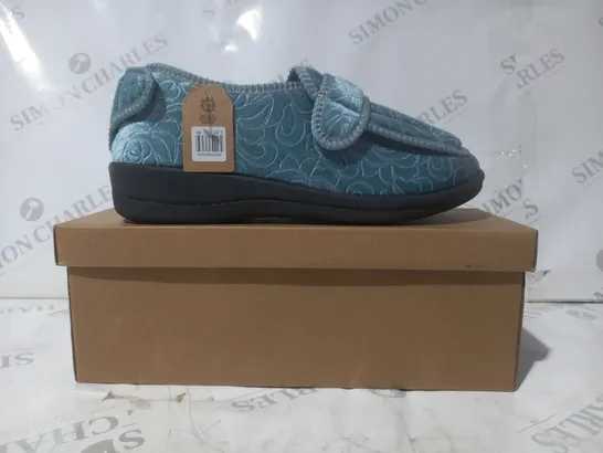 BOXED PAIR OF JO & JOE GRACE WIDE FIT SLIPPERS IN TEAL UK SIZE 5