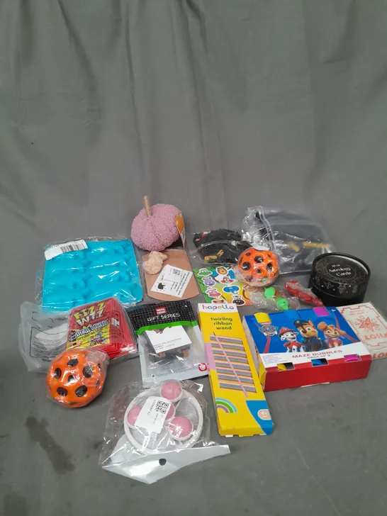 LOT OF ASSORTED TOYS AND GAMES TO INCLUDE BUBBLES, LEGO AND MINI TEDDYS