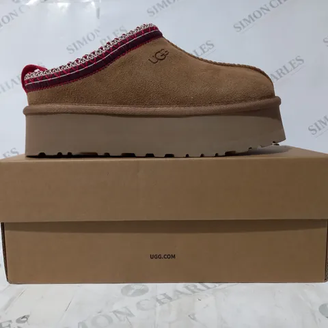 BOXED PAIR OF UGG WTAZZ SHOES IN TAN UK SIZE 4