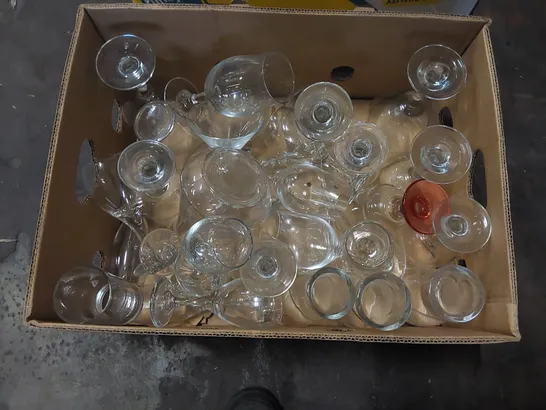 BOX OF ASSORTED GLASSWARE PRODUCTS TO INCLUDE: WINE GLASSES, BEER GLASSES, MARTINI GLASSES ECT - QUANTITY UNSPECIFIED 