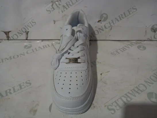 BOXED PAIR OF NIKE AIR FORCE 1 TRAINERS IN WHITE UK SIZE 5.5