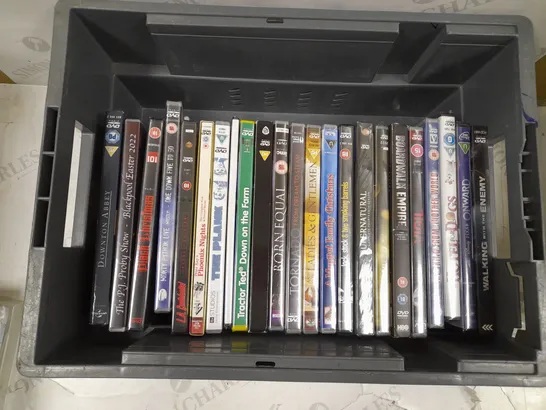 BOX OF APPROXIMATELY 23 DVDS TO INCLUDE DISNEY PIXAR ONWARD, HOTEL FOR DOGS, THE THING FROM ANOTHER WORLD, ETC