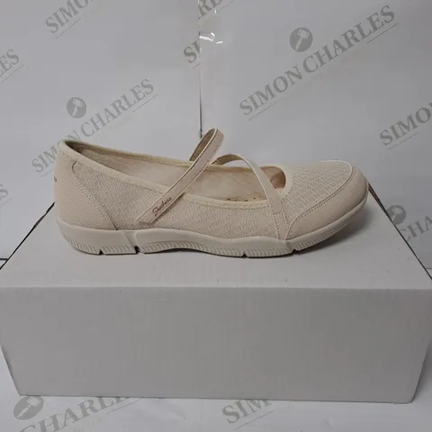 BOXED PAIR OF SKETCHERS WOMEN'S LUXURY AIR COOLED SHOES IN CREAM // SIZE: 6.5 UK