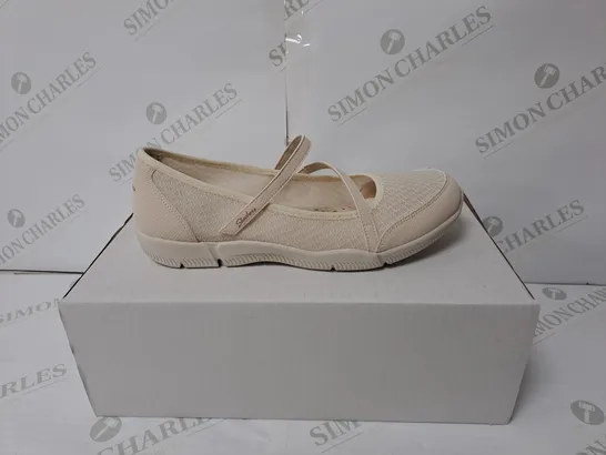 BOXED PAIR OF SKETCHERS WOMEN'S LUXURY AIR COOLED SHOES IN CREAM // SIZE: 6.5 UK