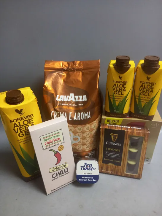 TOTE OF APPROX 12 ASSORTED FOOD ITEMS TO INCLUDE - LAVAZZA CREME E AROMA COFFEE BEANS - SOUTH DEVON CHILLI DARK CHOCOLATE - NESCAFE CAPPUCINO PODS ETC