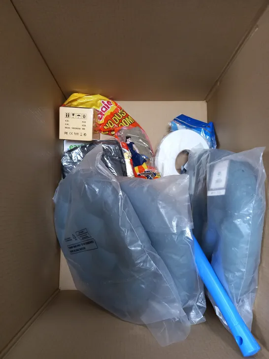 BOX OF APPROXIMATELY 10 HOUSEHOLD ITEMS TO INCLUDE - SEAT CUSHIONS - DESK MOUNT WEBCAM STAND - EARTH BREEZE LAUNDRY DETERGENT SHEETS - ETC