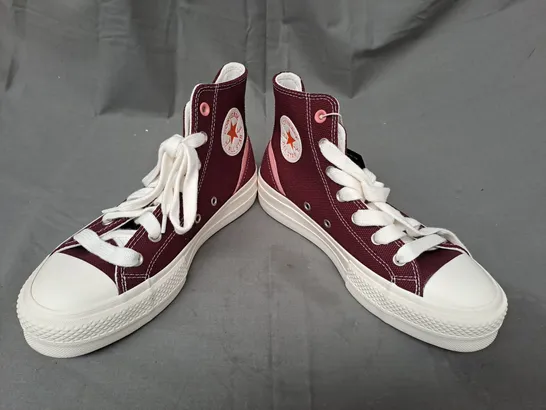 BOXED PAIR OF CONVERSE SHOES IN DEEP BURGUNDY UK SIZE 6