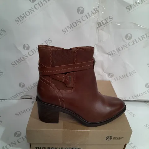 BOXED CLARKS DARK TAN LEATHER WEDGED BOOTS SIZE 7