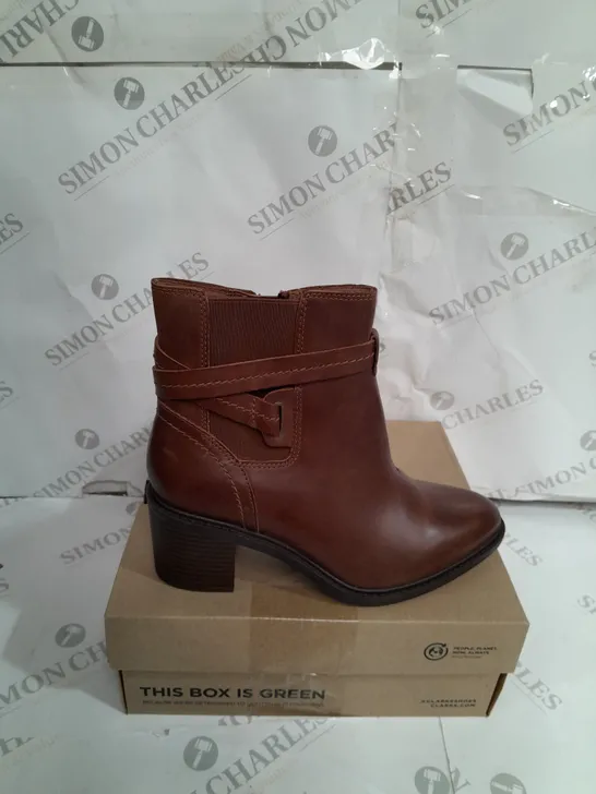 BOXED CLARKS DARK TAN LEATHER WEDGED BOOTS SIZE 7