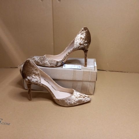 BOXED PAIR OF MNG BRONZE TEXTURED HEELS - SIZE 5