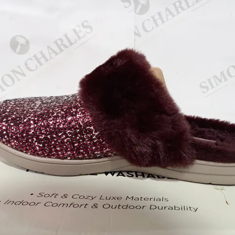 BOXED PAIR OF SKECHERS BURGUNDY SLIPPERS  - SIZE 5