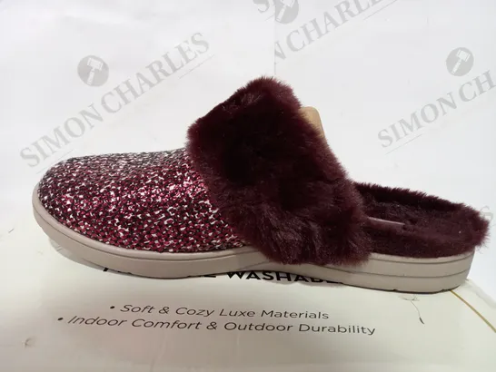 BOXED PAIR OF SKECHERS BURGUNDY SLIPPERS  - SIZE 5