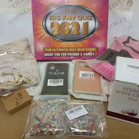 LOT OF APPROXIMATELY 20 HOUSEHOLD AND GIFT ITEMS TO INCLUDE 2021 QUIZ GAME, PHONE CASES, STEMLESS WINE GLASS ETC