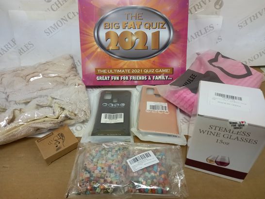 LOT OF APPROXIMATELY 20 HOUSEHOLD AND GIFT ITEMS TO INCLUDE 2021 QUIZ GAME, PHONE CASES, STEMLESS WINE GLASS ETC
