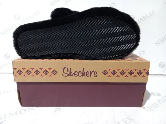 BOXED PAIR OF SKECHERS OPEN TOE SLIPPER SANDALS IN BLACK SIZE 6