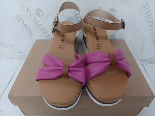 BOXED PAIR OF HEAVENLYFEET BERGAMO SANDALS IN FUCHSIA - SIZE 37