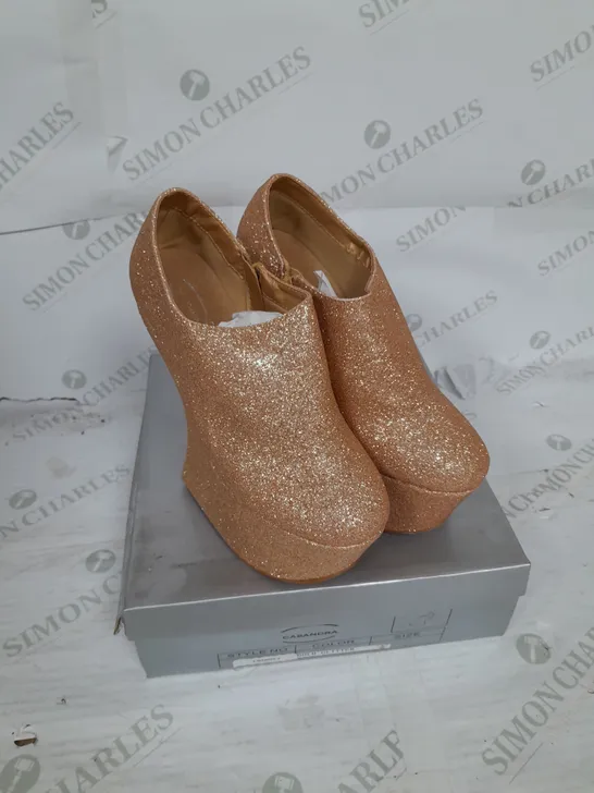 BOXED PAIR OF CASANDRA PLATFORM ANKLE SHOE IN GOLD GLITTER SIZE 5