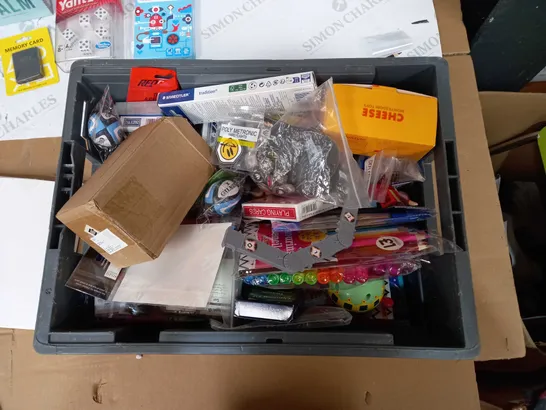 BOX OF APPROX 30 ASSORTED TOYS TO INCLUDE - 128MB PLAYSTATION 2 MEMORY CARD, YAHTZEE, SQUISHY TOY ETC