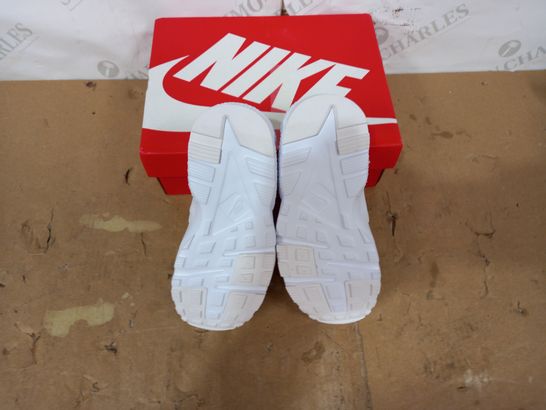 BOXED PAIR OF NIKE WHITE TRAINERS SIZE KIDS 11