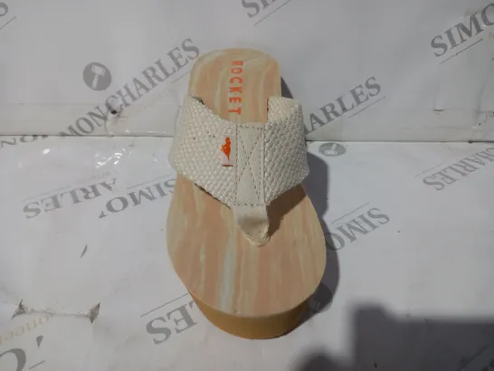 BOXED PAIR OF ROCKET DOG WEDGE DIVER FLIP FLOP IN CREAM UK SIZE 4