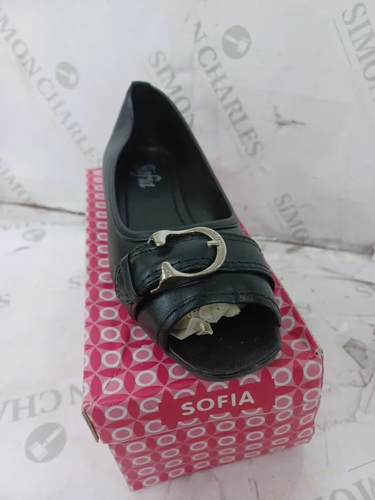 BOX OF APPROXIMATELY 8 SOFIA OPEN TOE LOW BLACK SHOES / SANDALS