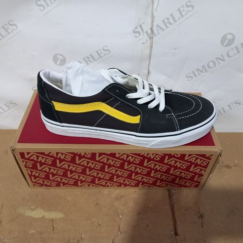 BOXED PAIR OF VANS SIZE 9