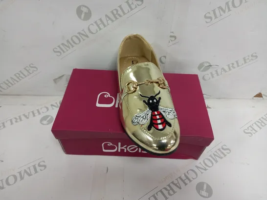 APPROXIMATELY 13 BOXED PAIR KELSI KIDS BUTTERFLY EMBROIDERED LOAFERS IN GOLD TO INCLUDE SIZES 1, 8, 9, 10, 11, 12, 13