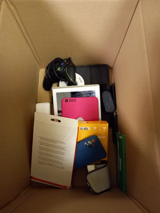 BOX OF APPROXIMATELY 12 ASSORTED ELECTRICAL ITEMS TO INCLUDE HP WIRED KEYBOARD, XBOX CONTROLLER AND SONY RF STEREO TRANSMITTER ETC