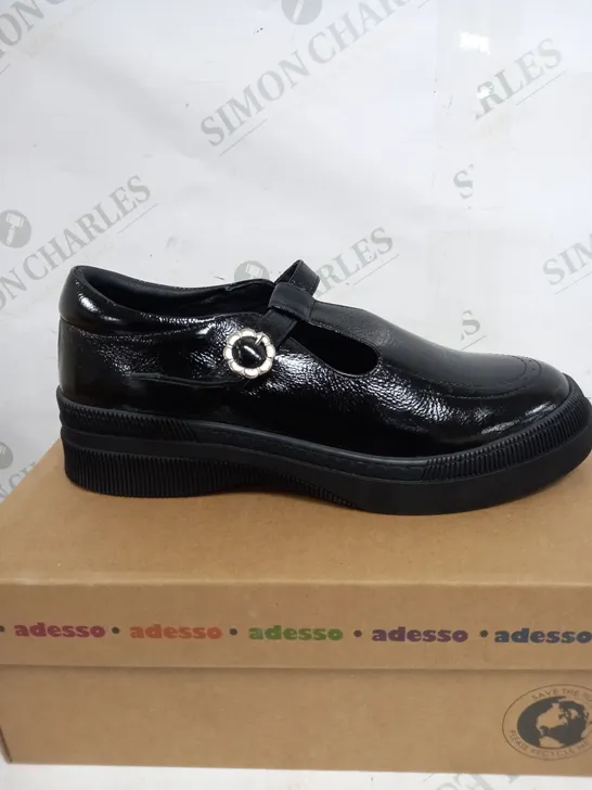 BOXED PAIR OF ADESSO BLACK LEATHER SHOES SIZE 7