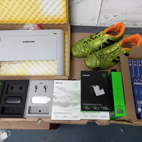 LOT OF ASSORTED ITEMS TO INCLUDE MIX IN EAR HEADPHONES, RAZER TWS CHARGING CASES AND BOXED METAL BAR SHELF