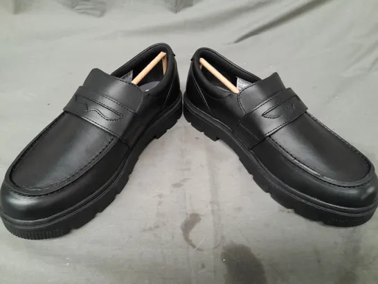 BOXED PAIR OF CLARKS SHOES IN BLACK UK SIZE 7