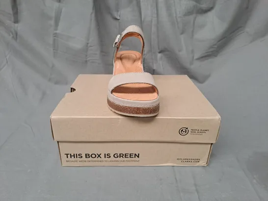 BOXED PAIR OF CLARKS KASSANDA LILY OPEN TOE WEDGE SANDALS IN STONE UK SIZE 4.5