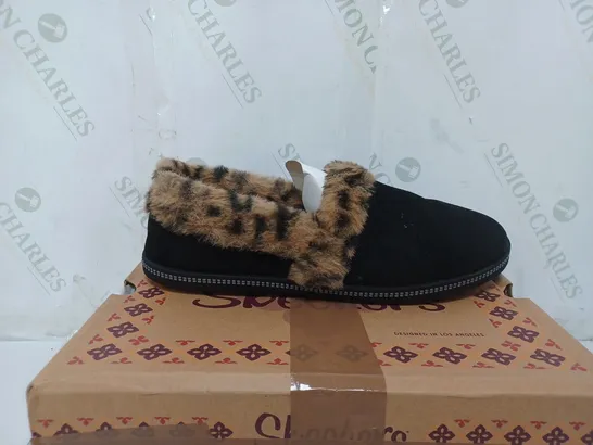 BOXED PAIR OF SKECHERS COZY CAMPFIRE FRISKY GAL LEOPARD FUR LINED SLIPPERS IN BLACK SIZE 8