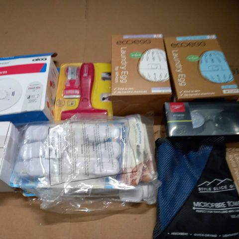 LOT OF ASSORTED HOUSEHOLD ITEMS TO INCLUDE HEAT ALARM, LAUNDRY EGGS AND TABLE NUMBERS