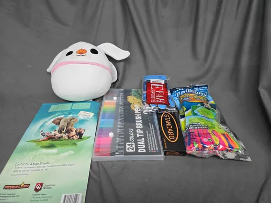 MEDIUM BOX OF ASSORTED TOYS AND GAMES TO INCLUDE WATER BALLOONS, TEDDIES AND PENS 