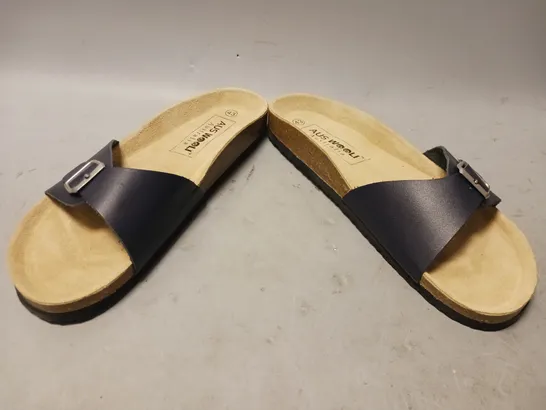 BOXED PAIR OF AUS WOOLI OPEN TOE FOOTBED SANDALS IN NAVY EU SIZE 43