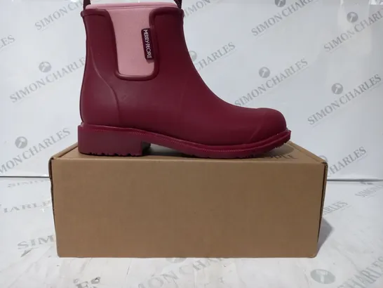 BOXED PAIR OF MERRY PEOPLE BOBBI WELLINGTON BOOTS IN BEETROOT COLOUR UK SIZE 6