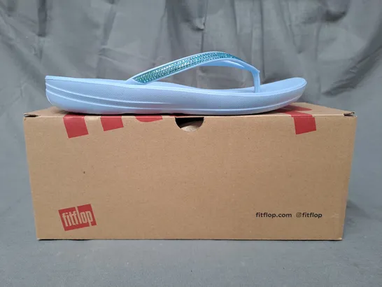 BOXED PAIR OF FITFLOP IQUSHION OMBRE SPARKLE FLIP-FLOPS IN SKYWASH BLUE UK SIZE 5