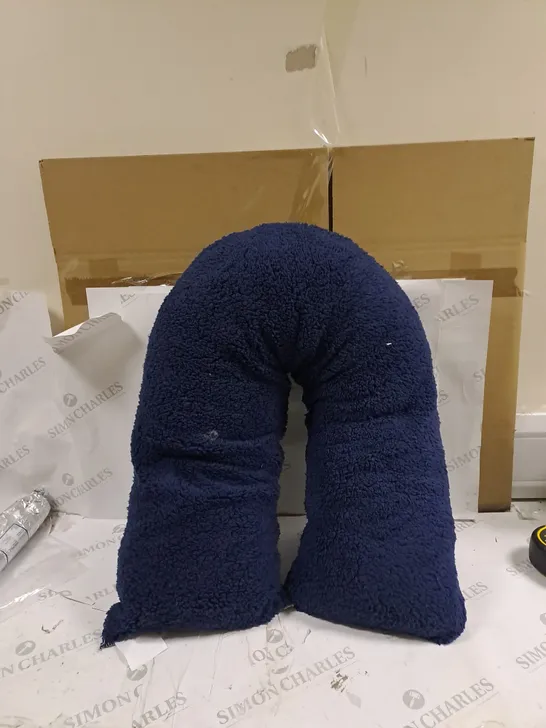 BOXED V SHAPED BLUE FLUFFY PILLOW